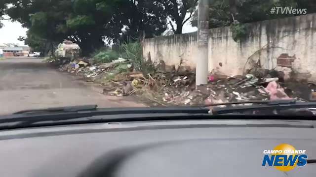 Calçada da Avenida Constantino se torna depósito de lixo