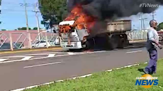 Leitores registraram caminhão sendo destruído pelo fogo em frente à UFMS