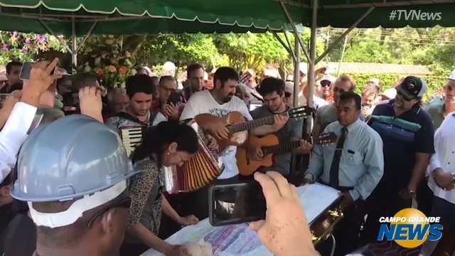 Amigos e acordeonistas prestam homenagem a Dino Rocha em despedida