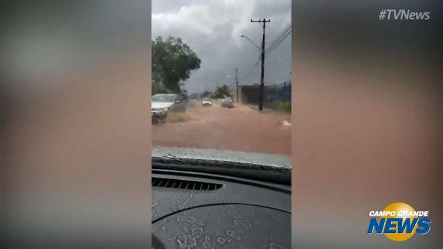 Em poucos minutos, chuva forte alaga ruas na região do Tiradentes