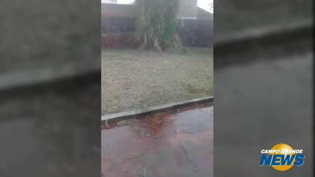 Chuva de granizo na Vila Carvalho