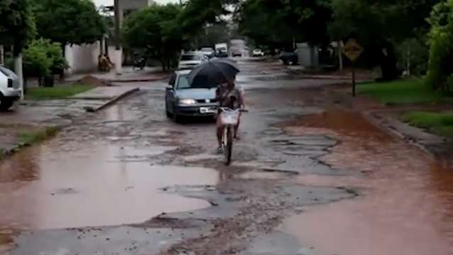 Vídeo mostra dificuldades em trafegar por rua de bairro em Dourados