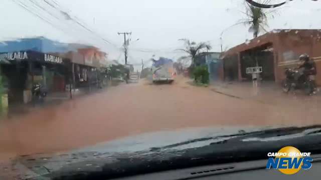 Chove forte no Buriti e água toma conta de rua