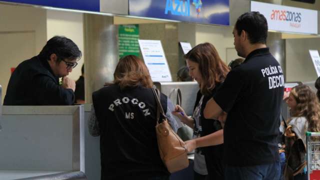 No aeroporto, Procon flagra abusos e constrangimento na cobrança por bagagens