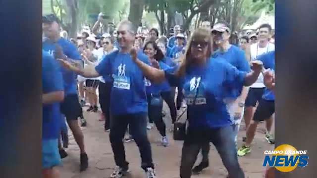 Reinaldo dança zumba em evento do Dia do Servidor