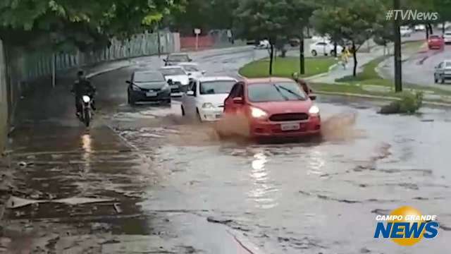 Buracos em avenida traz prejuízos para motoristas