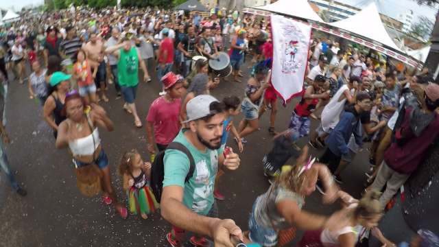 Desfile em blocos oficiais  mostra que paixão por abadá é coisa séria