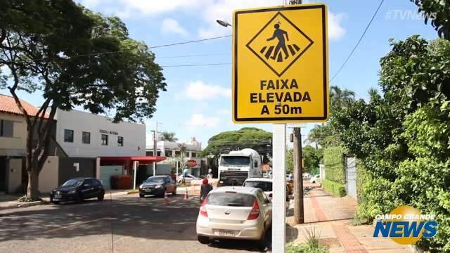 Trecho de rua onde há 2 escolas passa a ter travessia elevada