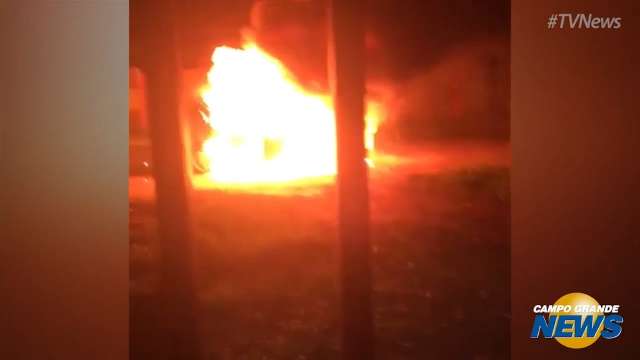 Em vídeo, leitor registra momento em que carro é incendiado