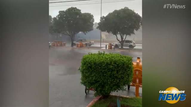 Leitor grava chuva forte com rajadas de vento em Paranaíba