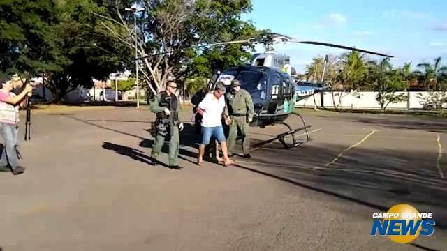 Fazendeiro chega a Campo Grande após ser preso por morte de promotor