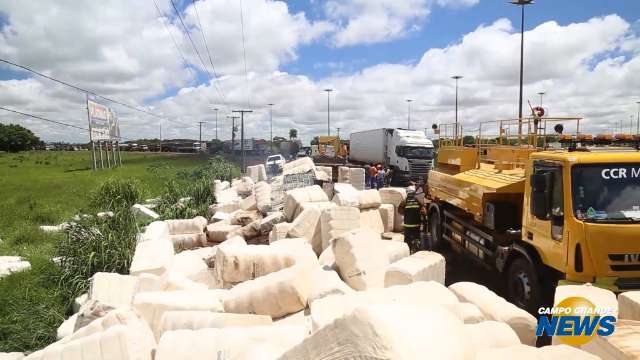 Caminhão tomba na saída para SP e perde carga de 48 toneladas