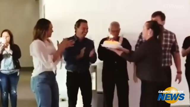 Marquinhos é recebido com festa de aniversário surpresa na Prefeitura