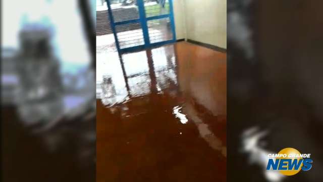 Bloco da UFMS fica alagado depois de chuva forte