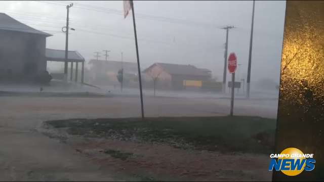 Vídeo mostra força do vento durante temporal em Rio Verde