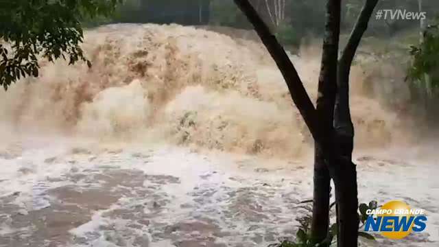 Após chuva, Rio Mimoso enche e água transborda