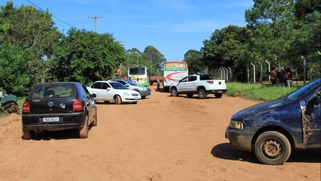 Moradores bloqueiam rua em protesto por melhorias no Chácara das Mansões