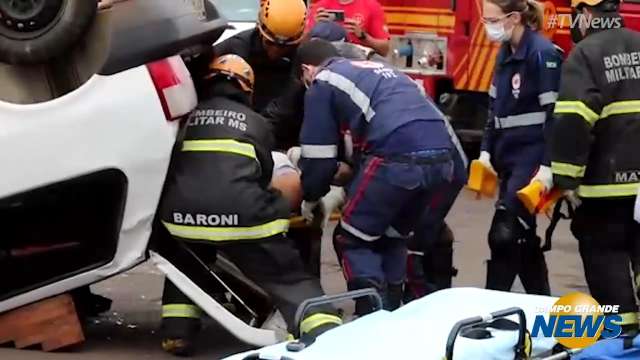 Vídeo mostra bombeiros e Samu resgatando vítima de capotagem no Santa Fé