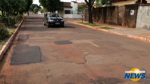 Asfalto ruim faz motorista &#39;sacudir&#39; dentro do carro