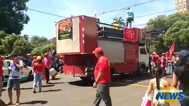 Grito dos Excluídos protesta contra reformas durante desfile