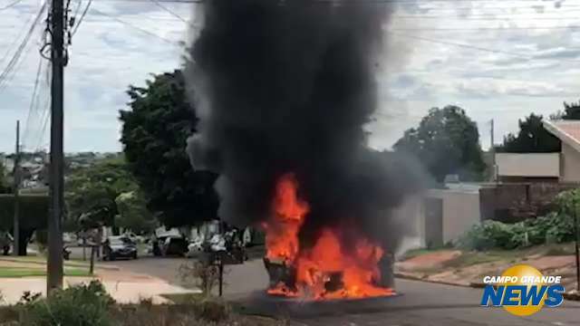 Carro é consumido pelo fogo no meio de rua no Monte Castelo