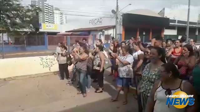 Revoltados com atrasos, passageiros fecham Terminal Morenão