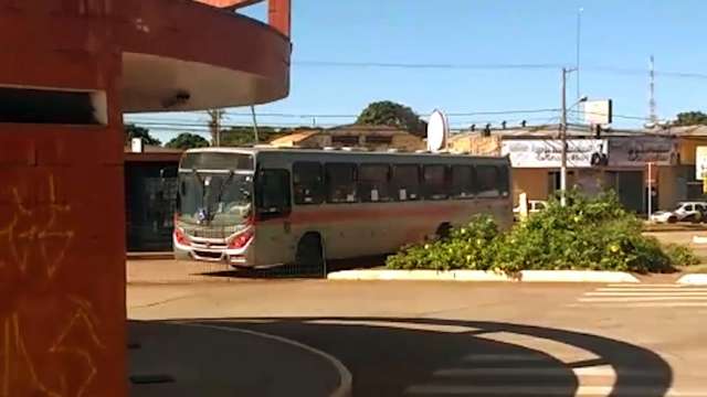 Após paralisação, ônibus voltam a circular com terminais vazios