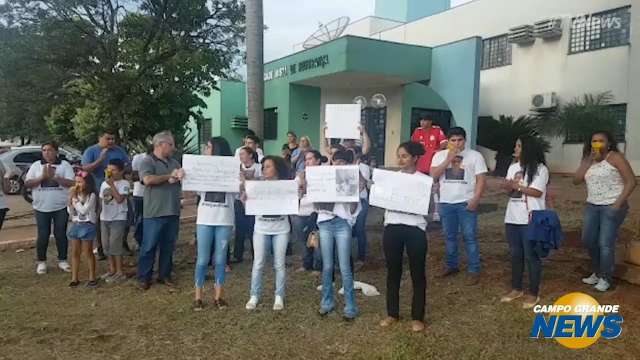 Família e amigos de jovem baleado no Estrela do Sul protestam em delegacia