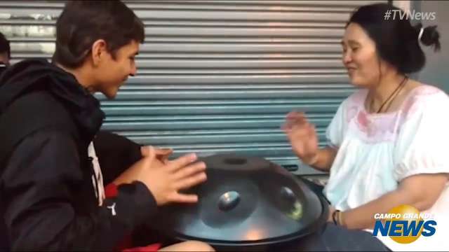 Min e Enrique tocam o handpan na Rua Dom Aquino