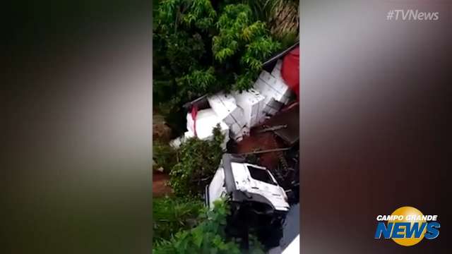 Carreta carregada com celulose cai de ponte na BR-158