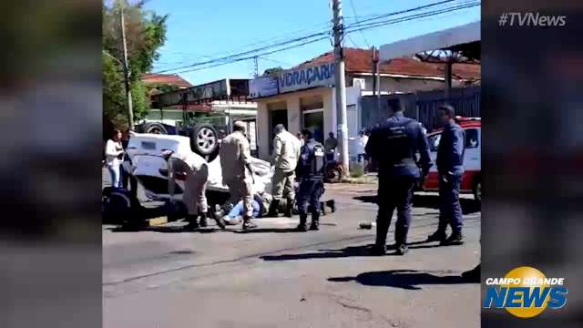 Carro não respeitou placa de Pare, colidiu em outro veículo e capotou