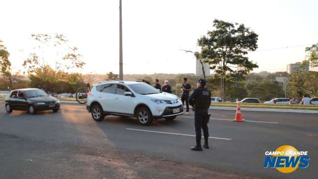 Polícia de trânsito intensifica blitz em várias regiões