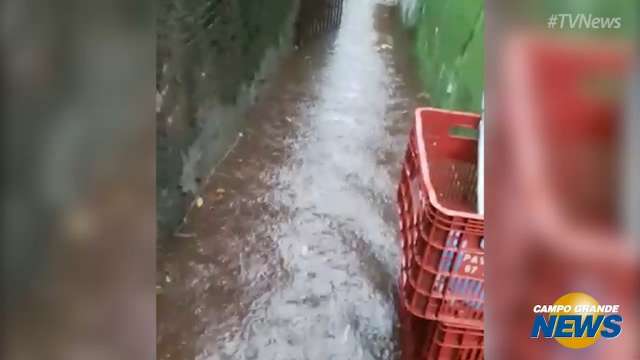 Chuva alaga casa na Avenida Interlagos