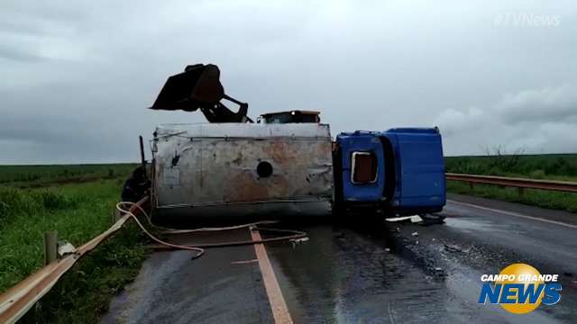 Caminhão-tanque tomba em rodovia federal