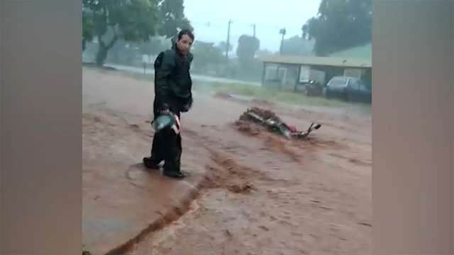 Enxurrada derruba motociclista no Nova Lima