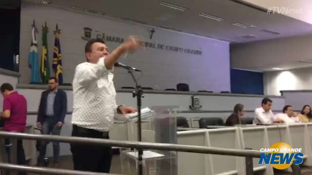 Vereador discute com professores durante sessão