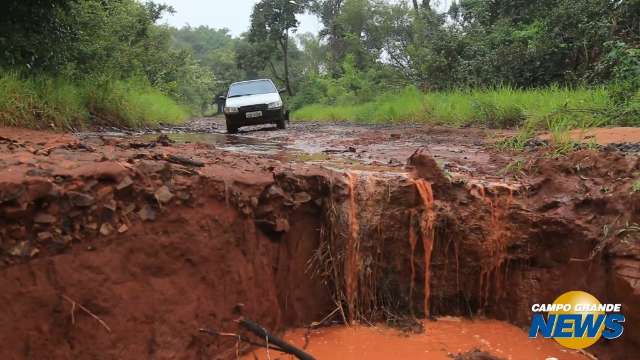 Enxurrada causa transtornos e deixa moradores da Chácara dos Poderes ilhados