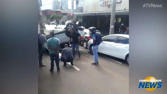 Passageiro de ônibus filma carro capotado em acidente na Afonso Pena