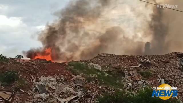 Chama alta em empresa de material reciclável assusta moradores