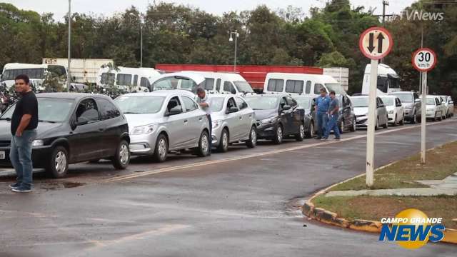 Com vistoria manual, tempo de espera na fila no Detran chega a 2 horas