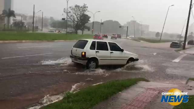 Chuva forte alaga vias do entorno do Shopping Campo Grande