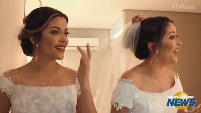 Ana Cláudia e Ana Carolina, gêmeas, entram juntas na cerimônia de casamento