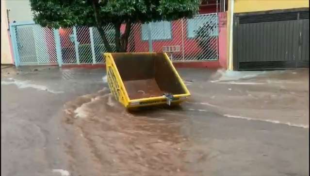 Chuva provoca enxurrada e até caçamba é levada pelas águas