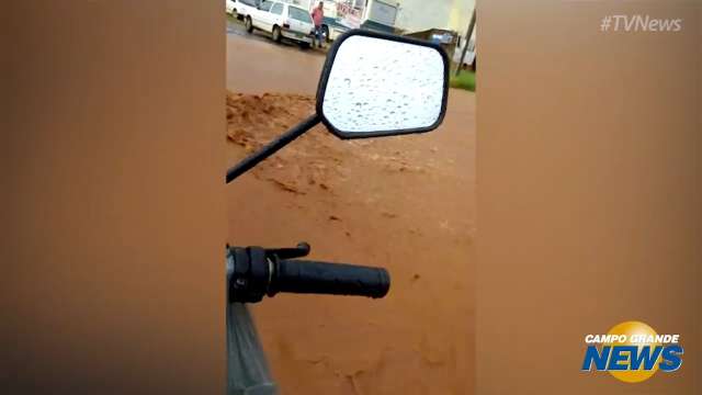 Por causa da chuva, motociclista está ilhada em rua da Capital