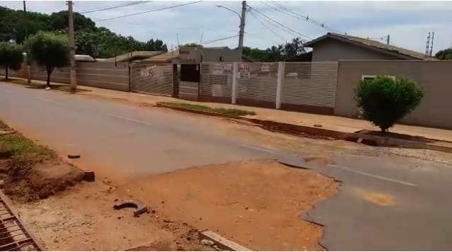 Morador alerta para risco em local de obra da prefeitura