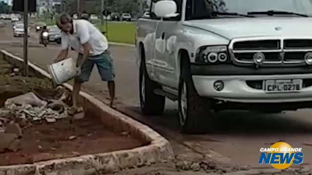 Leitora flagra descarte de entulho em avenida que foi inundada