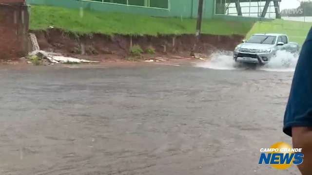 Chuva derruba muro de ginásio de escola nas Moreninhas