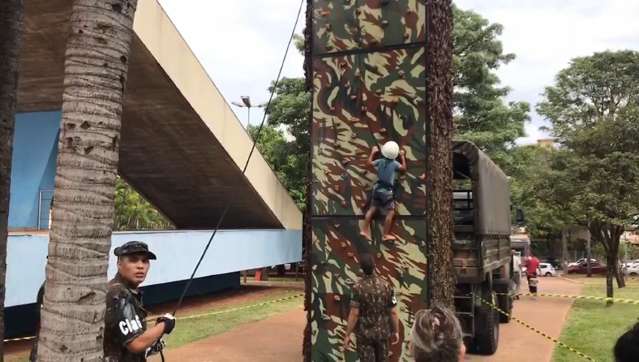 Em festa do Exército na Praça do Rádio, divertido é fazer escalada como soldado