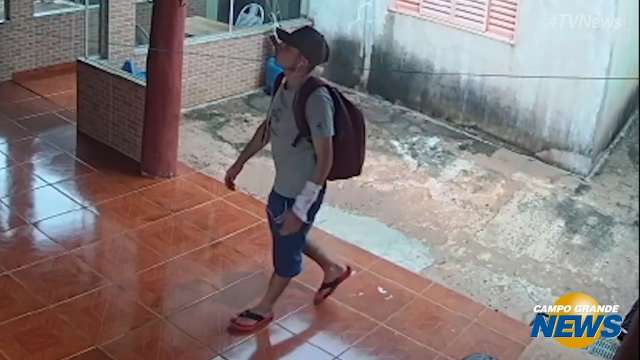 Homem invade casa e é registrado por câmeras de segurança no Tijuca