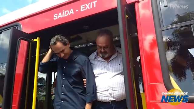 Prefeito entrega novos ônibus